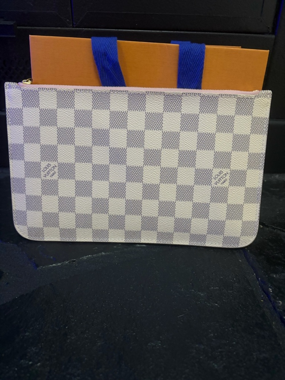 Authentic Louis Vuitton Damier
Azur Neverfull GM NM Rose Ballerina Pouchette - Picture 2 of 10